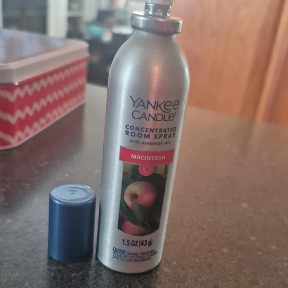Yankee Candle Macintosh Scented Room Spray with Silver Bottle - Picture 8 of 9